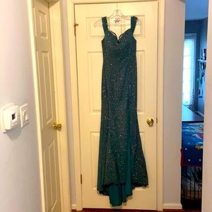 Stunning Emerald Green Gown Colette Mon Cherie Size 12 NEVER WORN DUE TO COVID